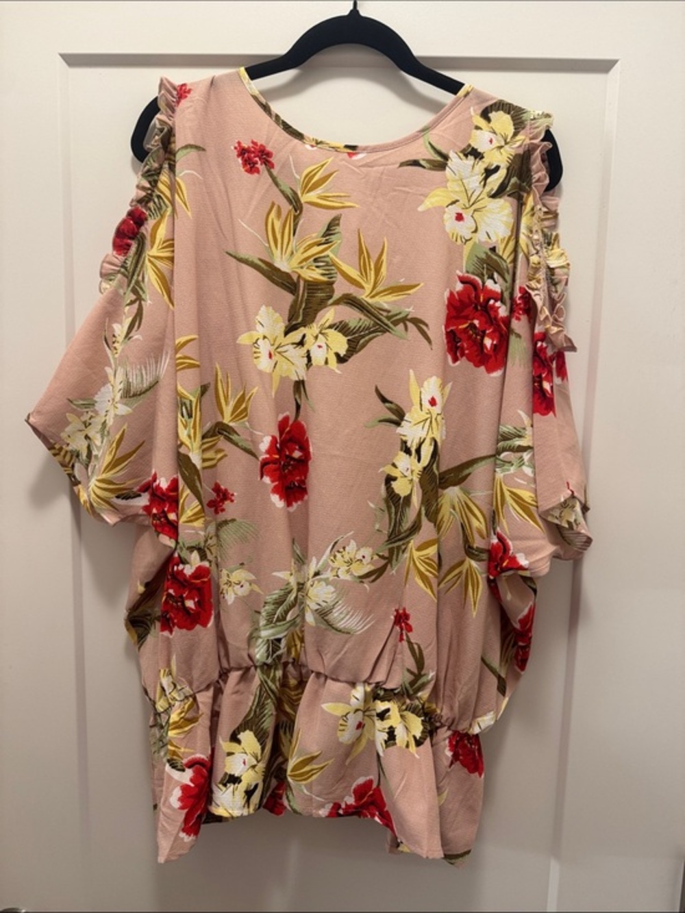 🆕 easel Blush Floral Cold-Shoulder Tunic with Red & Cream Blooms. M. NWT!🔥